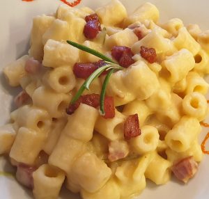 Tubettini con crema di ceci al profumo di rosmarino e pancetta
