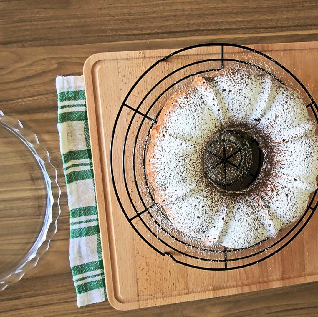 Ciambella cin gocce di cioccolato decorata con zucchero a velo