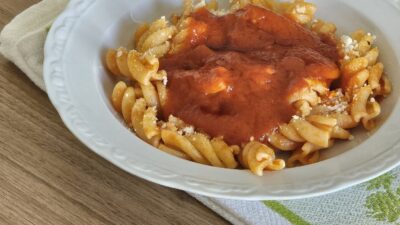 Fusilli conditi con pomodoro al sugo e formaggio