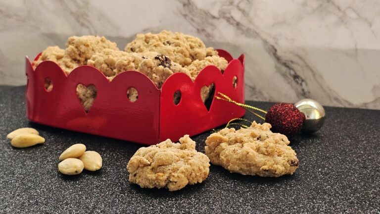 Dolcetti tipici delle feste di Natale a base di mandorle
