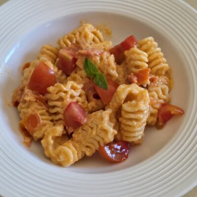 Pasta cremosa con ricotta e pomodorini