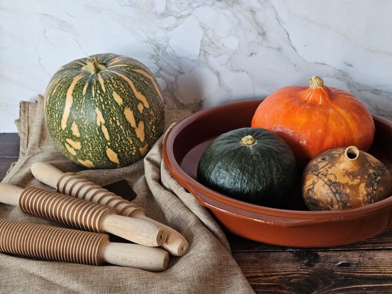 Zucche e oggetti della cucina: forme diverse riunite in una composizione fotografica. Foto di Lucilla Nicastro.