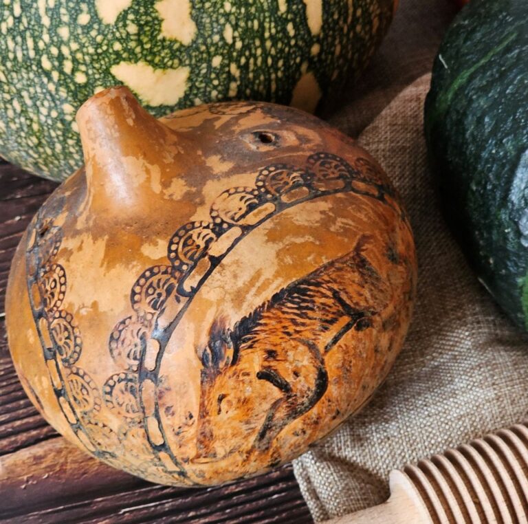 zucca a bottiglia decorata con tecnica pirografica