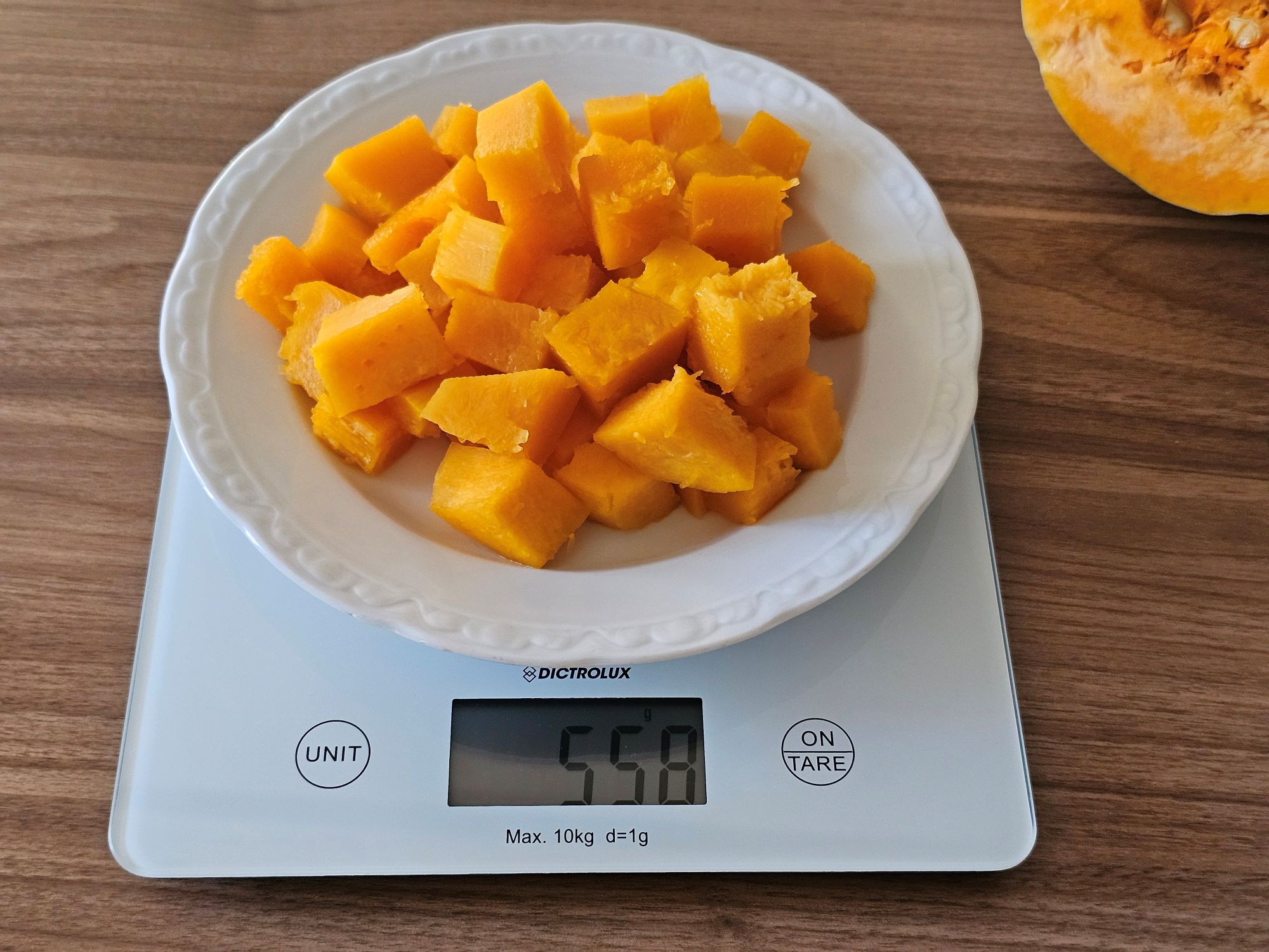 Pesata della zucca cotta con il piatto
