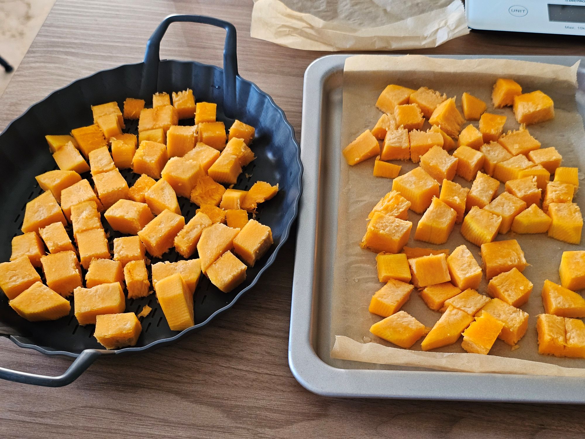Porzioni di zucca cruda nel cestello e nella teglia